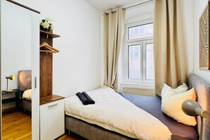 1 makuuhuone, silitysrauta/-lauta, vuodevaatteet
