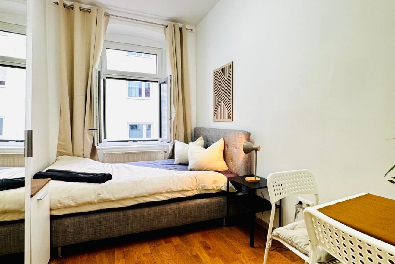 1 bedroom, bed sheets