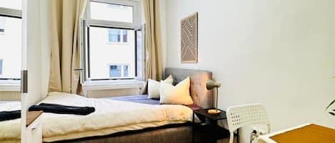 1 bedroom, bed sheets