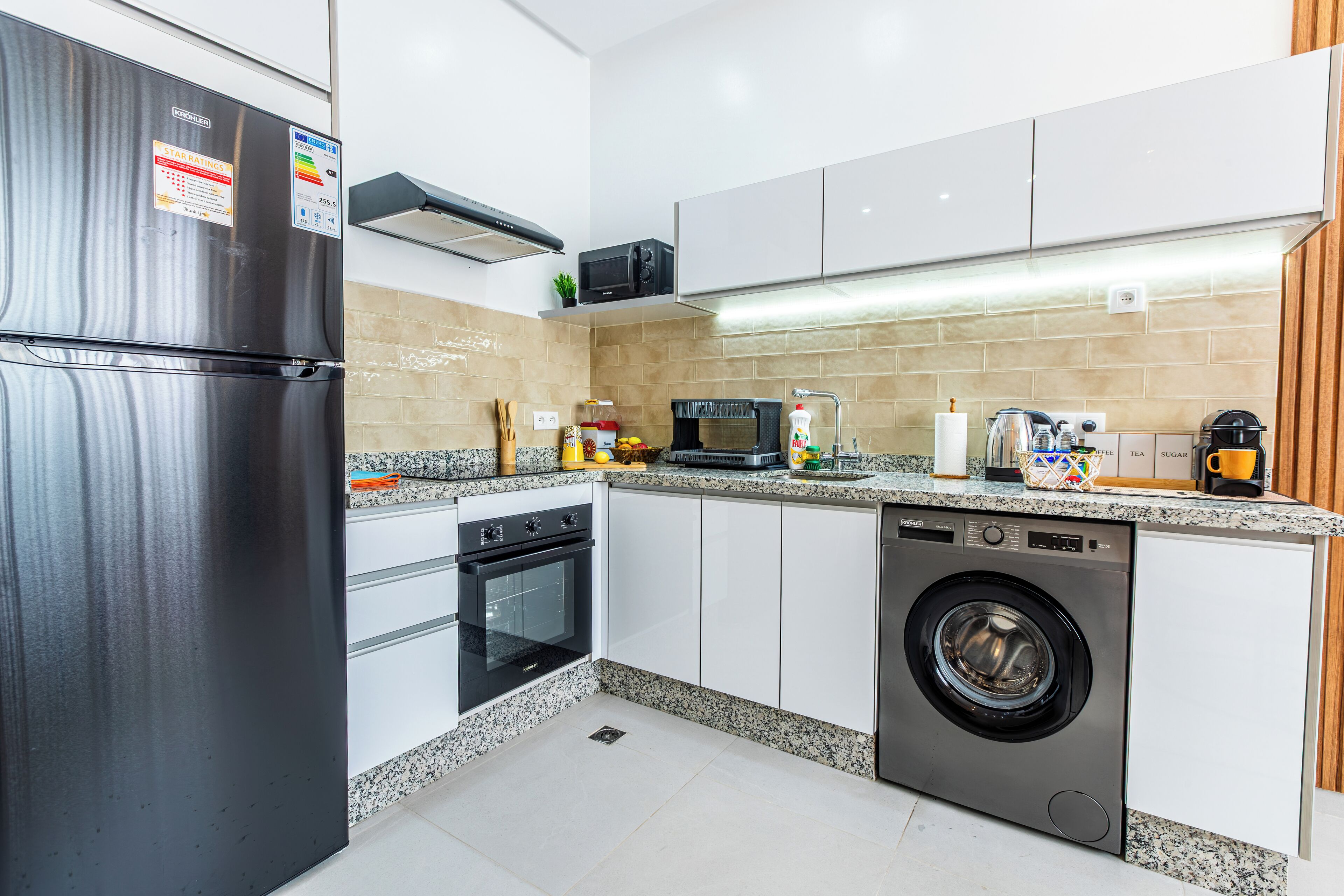 Jääkaappi, mikroaaltouuni, uuni, liesi