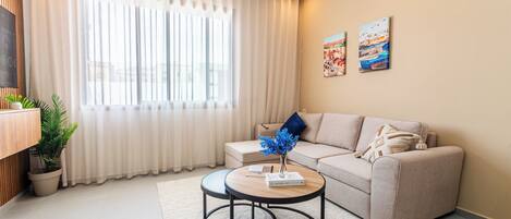 Een smart-tv en boeken