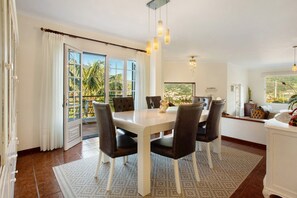 Dining - Traveller's House Holiday Home with Mountain View, Shared Pool, and Wi-Fi (Madeira Machico)