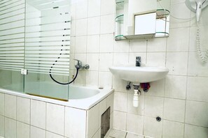 Een haardroger, handdoeken, zeep, shampoo