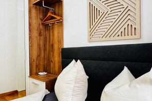 1 chambre, fer et planche à repasser, draps fournis