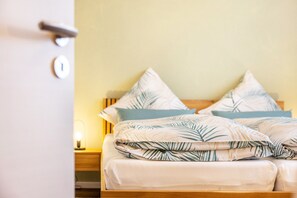 2 bedrooms, iron/ironing board, WiFi, bed sheets - Apartment 'Jost' with Private Terrace, Shared Garden, and Wi-Fi (Sundern)