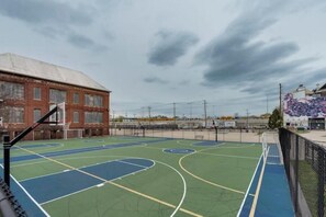 Sports court - DC Living 1BR Escape Walk to Food & Fun (Washington)