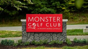 Schild des Monster Golf Club im Resorts World Catskills.