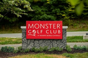 Schild des Monster Golf Club im Resorts World Catskills.