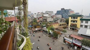 Un paysage urbain avec des immeubles, une rue animée et une zone piétonne.