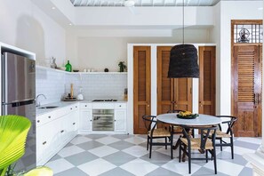 Refrigerador, horno, placa de cocina, cafetera/tetera