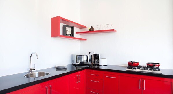 Refrigerador, microondas, placa de cocina, cafetera/tetera