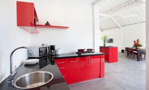 Refrigerador, microondas, placa de cocina, cafetera/tetera