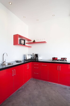 Kühlschrank, Mikrowelle, Herdplatte, Wasserkocher mit Kaffee-/Teezubehör