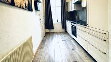 Kühlschrank, Ofen, Herdplatte, Wasserkocher