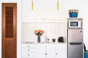 Réfrigérateur, four à micro-ondes, surface de cuisson, cafetière-théière