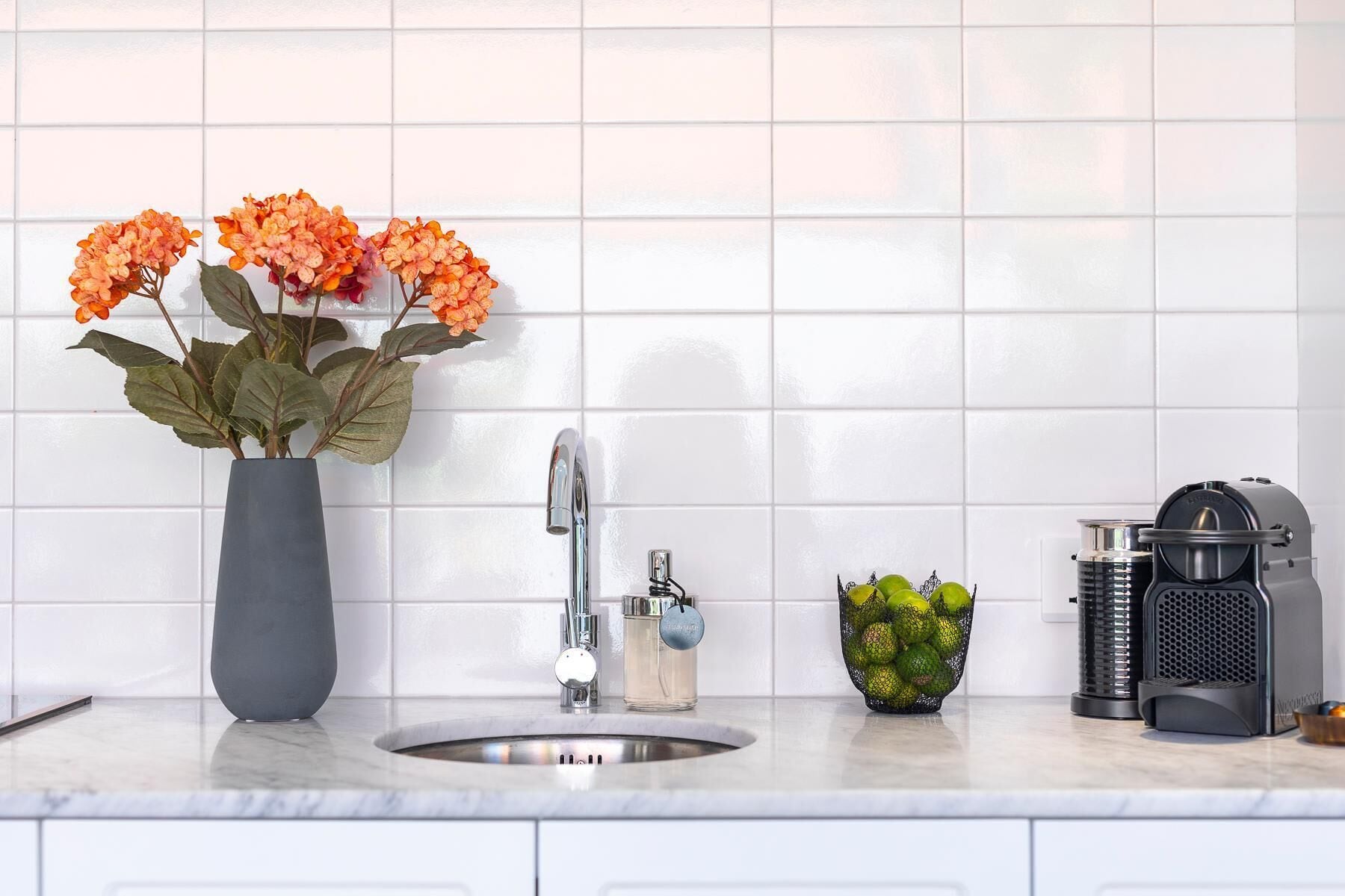 Een koelkast, een magnetron, een kookplaat