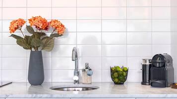 Een koelkast, een magnetron, een kookplaat