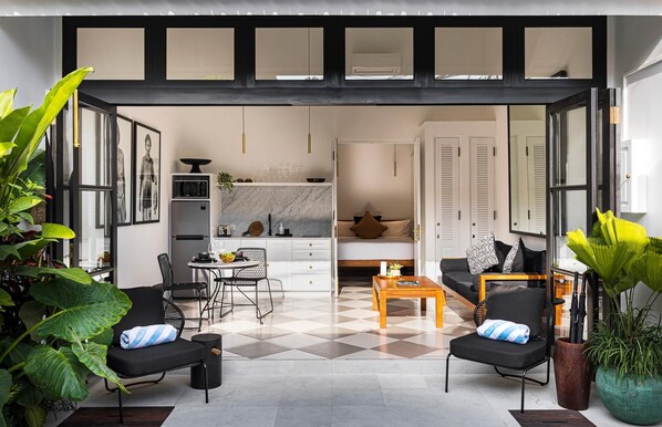 المنشأة من الداخل