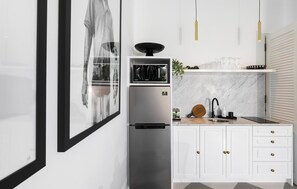 Frigorífico, microondas, placa de cocina y cafetera o tetera