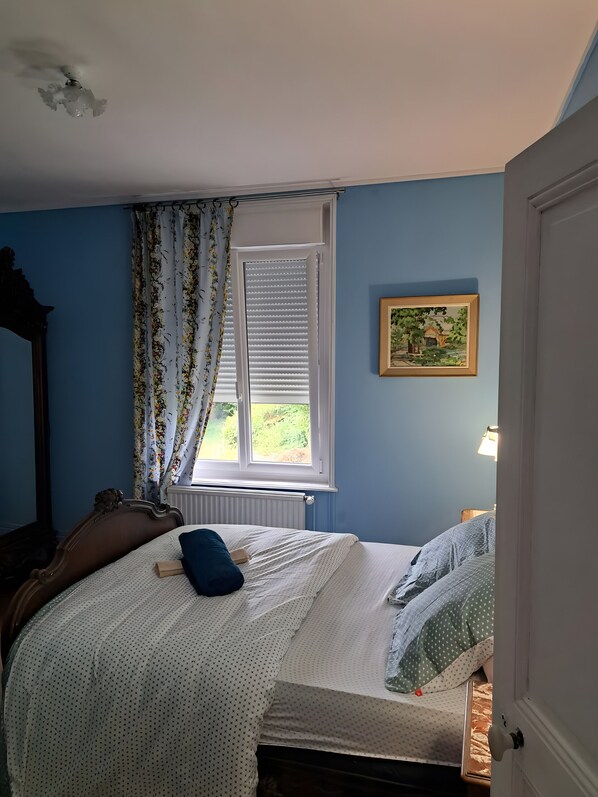 1 habitación, tabla de planchar con plancha, wifi y ropa de cama