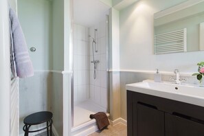 Een douche, een haardroger, handdoeken