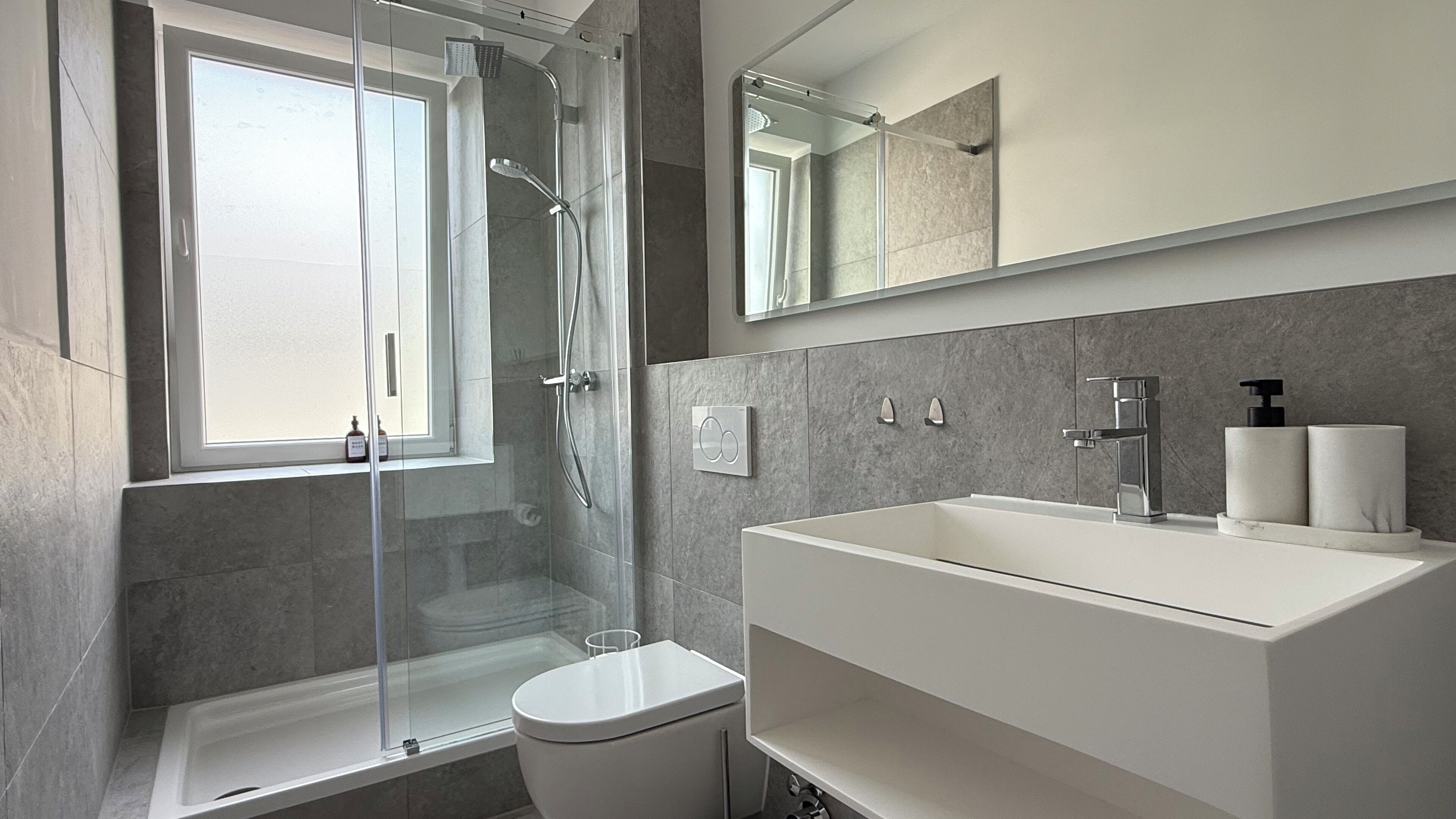 Douche, sèche-cheveux, serviettes fournies, savon