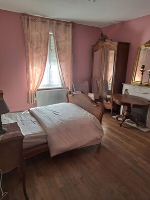 1 غرفة نوم ومكواة/لوح كي وواي فاي وملاءات أسرّة