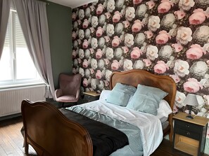 Een strijkplank/strijkijzer, wifi, beddengoed