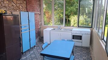 Microondas, horno, parrilla de estufa y cafetera y tetera