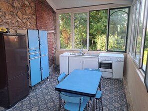 Microwave, oven, stovetop, coffee/tea maker