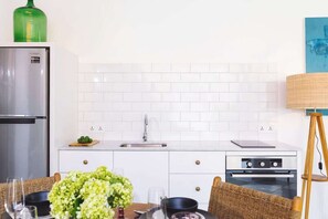 Fridge, stovetop, coffee/tea maker, highchair