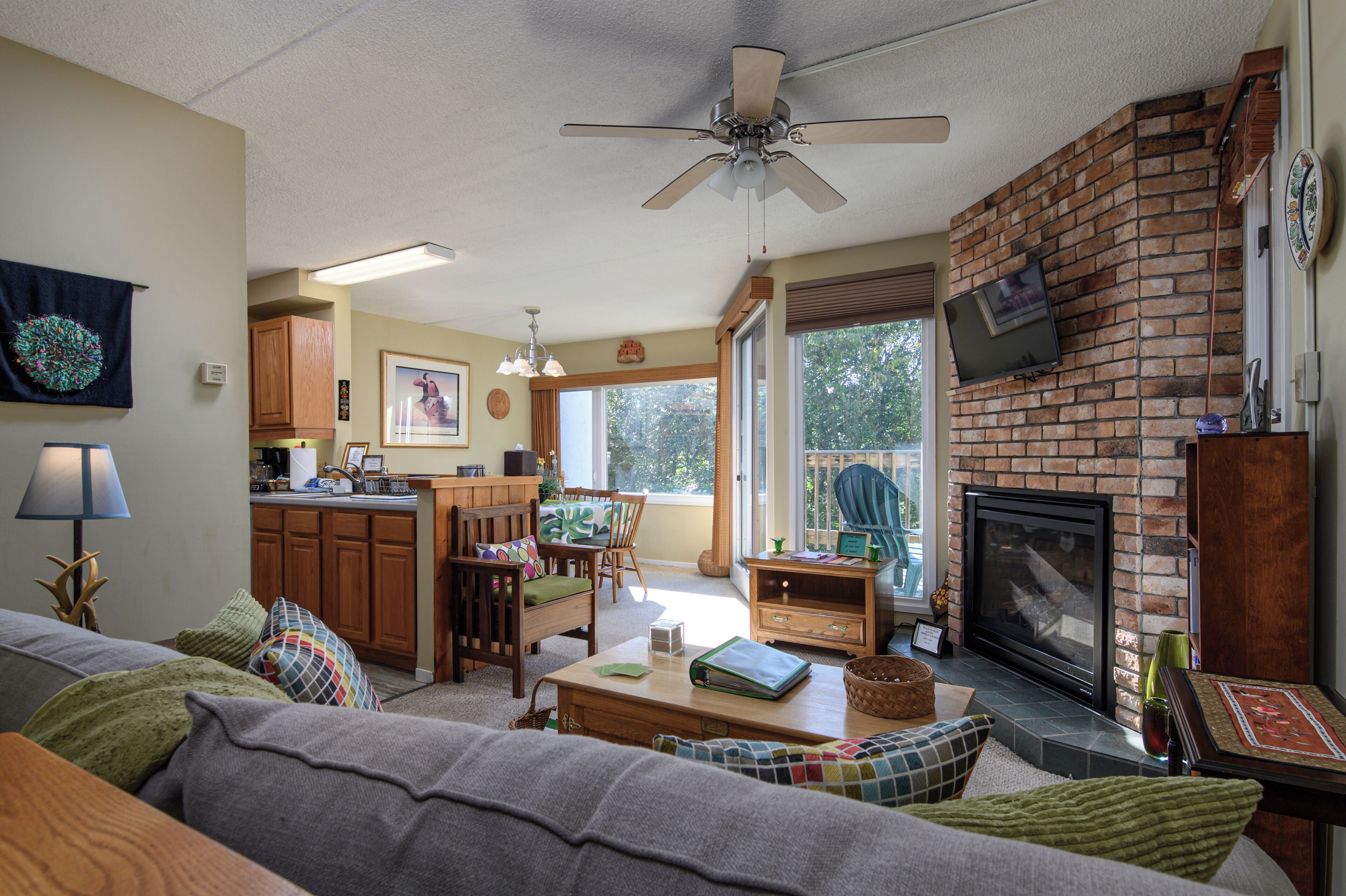 Een smart-tv, een open haard en boeken