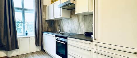 Kühlschrank, Ofen, Herdplatte, Wasserkocher