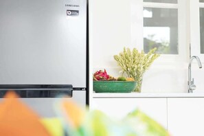 Refrigerador, microondas, parrilla de estufa y cafetera y tetera 