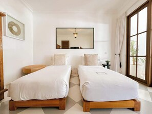 3 bedrooms, iron/ironing board, WiFi, bed sheets