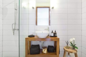 Hair dryer, towels - Comfort 3BR Soleh Walk to Shops & Beach Seminyak (Kerobokan Kelod)