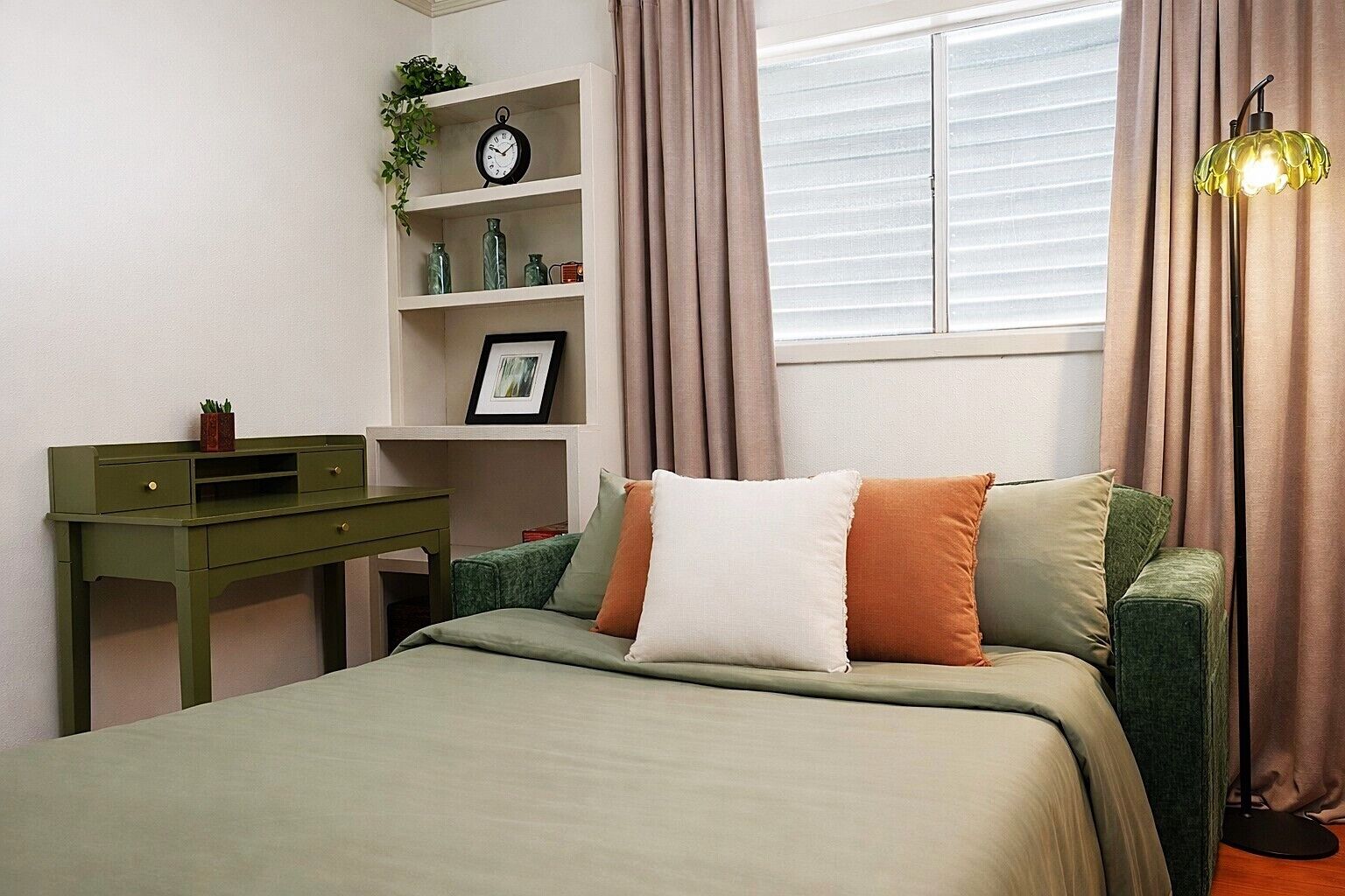 1 quarto, ferros/tábuas de passar roupa, berço de viagem