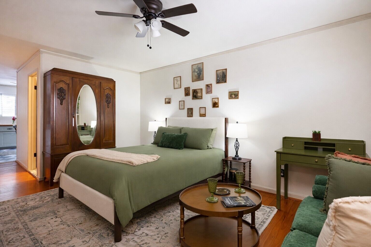 1 quarto, ferros/tábuas de passar roupa, berço de viagem