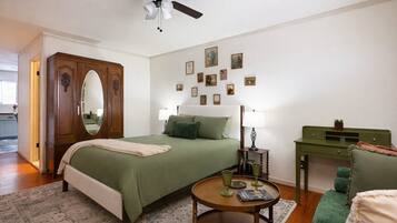 1 quarto, ferros/tábuas de passar roupa, berço de viagem