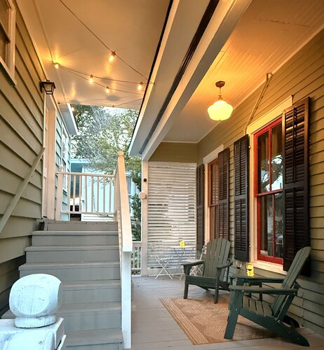 Walk to Beach! • Historic Cottage • 5mins Strand/Cruise Port w Driveway Parking