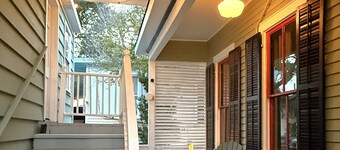 Walk to Beach! • Historic Cottage • 5mins Strand/Cruise Port w Driveway Parking