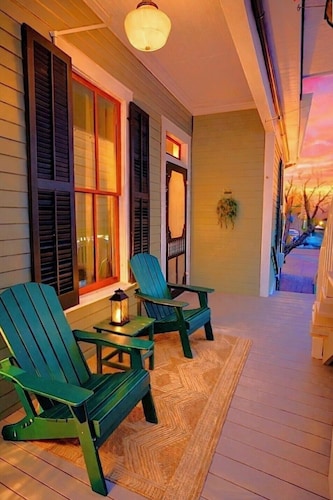 4 Blocks to Beach! • Historic Cottage • 5mins Strand/Port w Driveway Parking