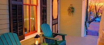 4 Blocks to Beach! • Historic Cottage • 5mins Strand/Port w Driveway Parking