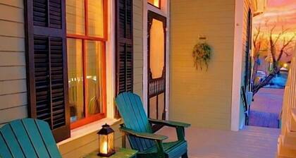 4 Blocks to Beach! • Historic Cottage • 5mins Strand/Port w Driveway Parking