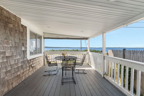 Waterfront Cottage On Mount Hope Bay
