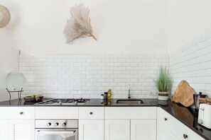 Fridge, oven, stovetop, coffee/tea maker