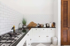 Fridge, oven, stovetop, coffee/tea maker