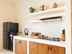 Refrigerador, placa de cocina, utensilios de cocina