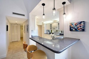 Refrigerador, microondas, placa de cocina, lavavajillas