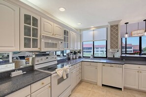 冷蔵庫、電子レンジ、コンロ、食器洗い機